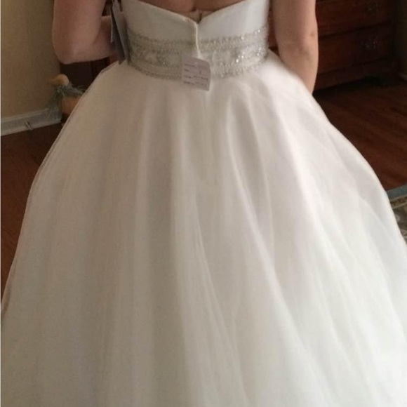 Oleg Cassini Wedding Dress. Size 6. Never worn no alterations - Picture 2 of 4